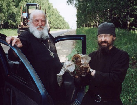 На лесной автодороге паломников из зарубежья приветствовал колючий обитатель русских лесов -- ежик